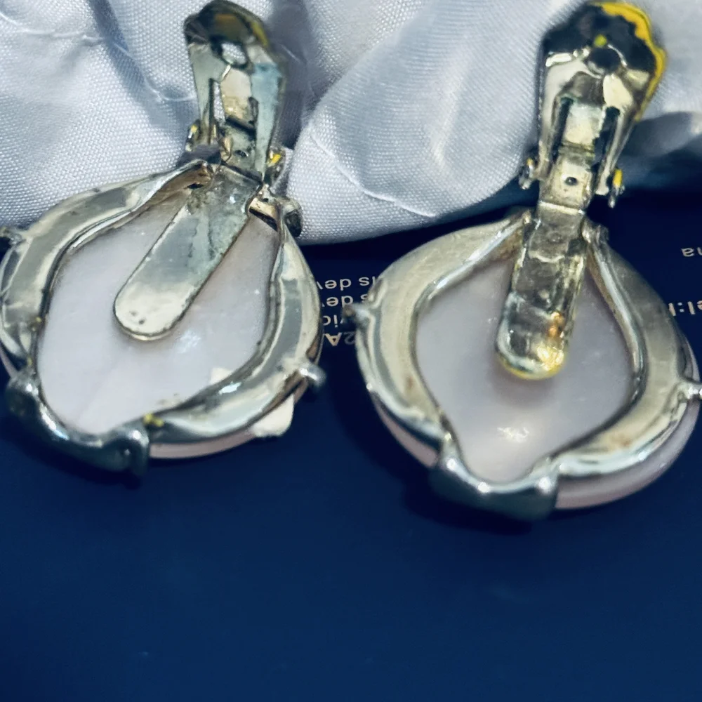 Elegant Gold and Cream Earrings - Picture 2 of 4